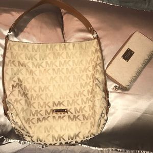 Beautiful Michael Kors Purse with matching Wallet✨